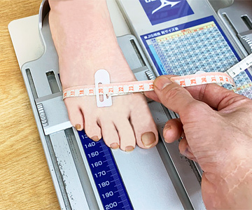 加重状態で足を測定