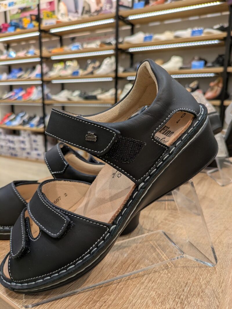 ステッチが効いてオシャレなFinnComfort(フィンコンフォート)