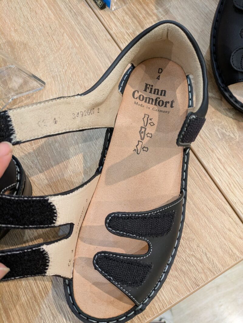 ベルトがフルオープンして足入れしやすいFinnComfort(フィンコンフォート)