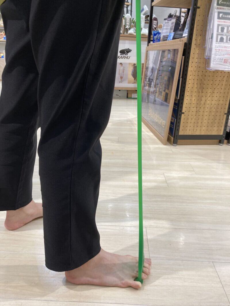 指の挟み玉を挟んで引っ張るフロッグハンド