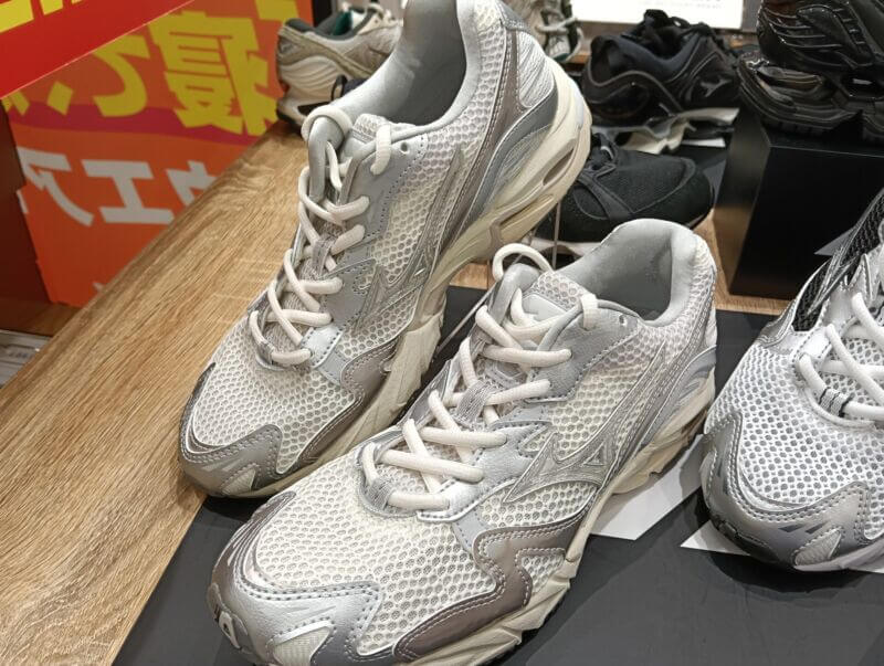 MIZUNO-ミズノ- WAVE RIDER 10 限定生産モデル オフホワイト×ライトベージュ×シルバー