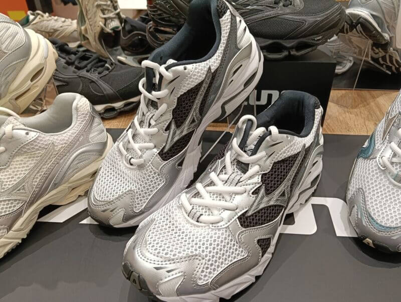 MIZUNO-ミズノ- WAVE RIDER 10 限定生産モデル ホワイト×シルバー×ブラック