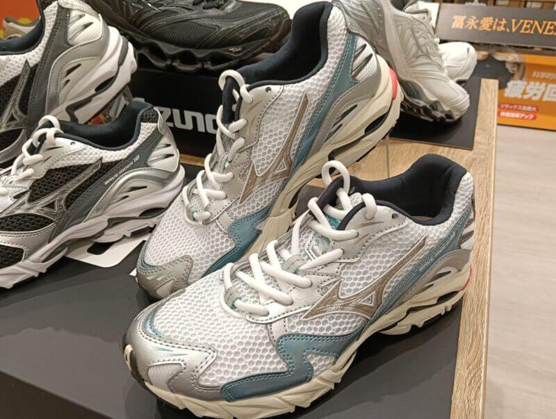 MIZUNO-ミズノ- WAVE RIDER 10 限定生産モデル ホワイト×ベージュ×スカイブルー