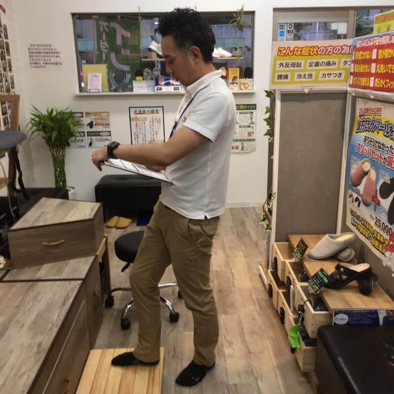 立っている時の腰痛対策 オーダーインソール 中敷き と靴の専門店 足道楽 立っている時の腰痛対策 オーダーインソール 中敷き と靴の専門店 足道楽